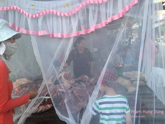 Hải Phòng: Người phụ nữ mắc màn bán thịt lợn ở giữa chợ gây chú ý - Ảnh 1.