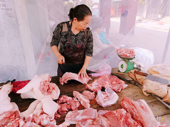 Hải Phòng: Người phụ nữ mắc màn bán thịt lợn ở giữa chợ gây chú ý - Ảnh 3.