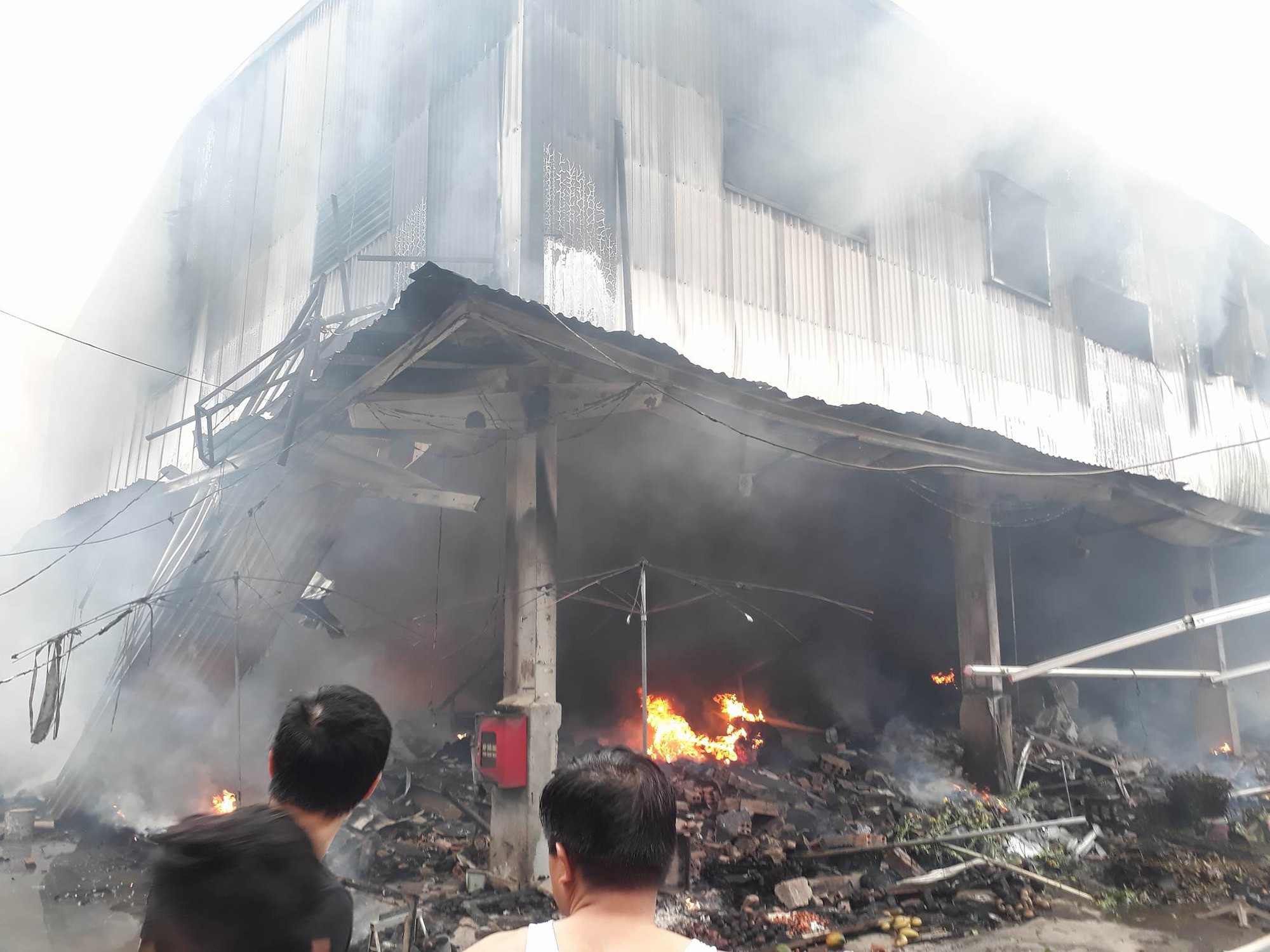 Hà Nội: Đang cháy rất lớn ở chợ Quang, vẫn còn người mắc kẹt liên tục kêu cứu - Ảnh 4.