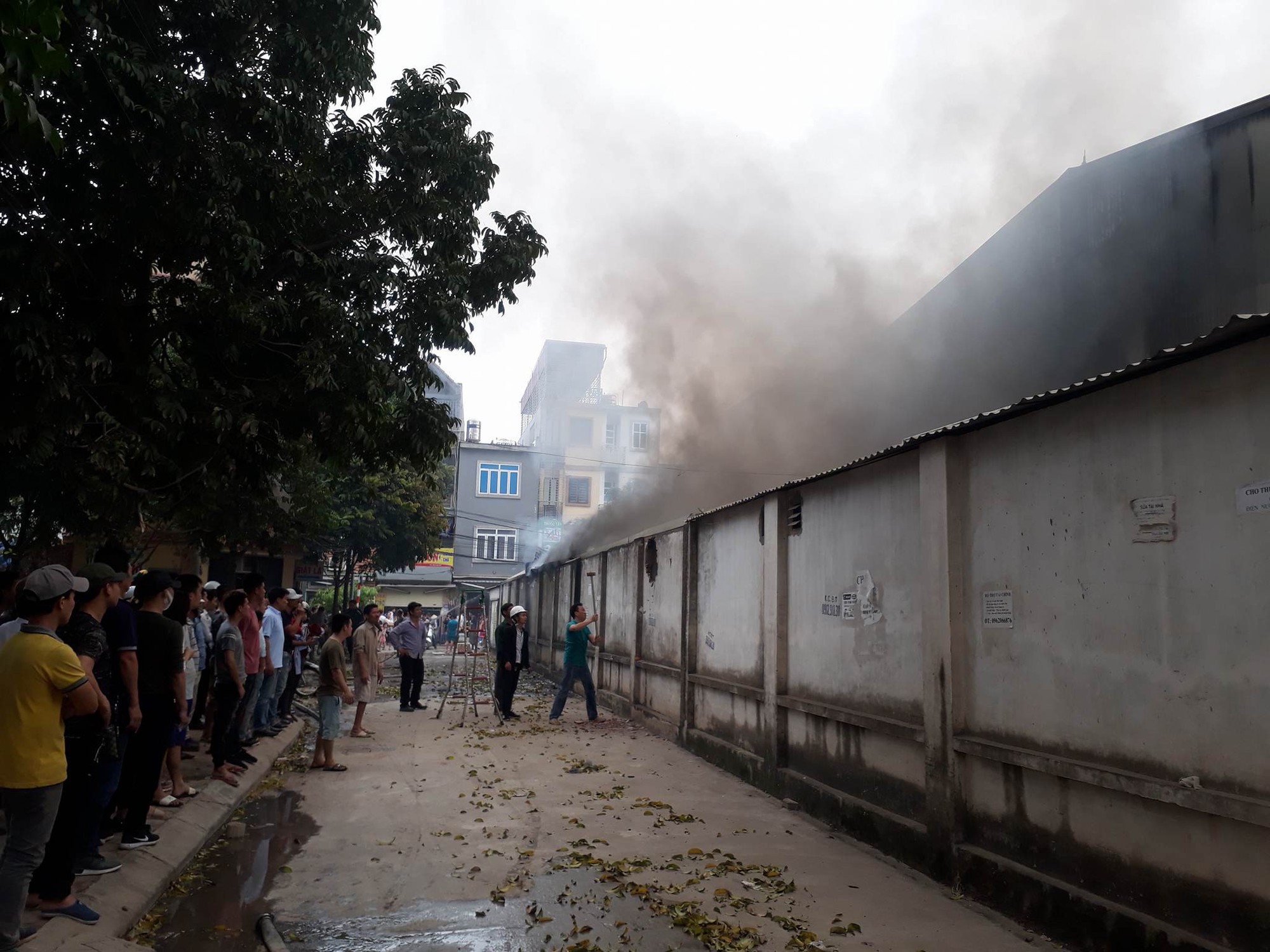 Hà Nội: Đang cháy rất lớn ở chợ Quang, vẫn còn người mắc kẹt liên tục kêu cứu - Ảnh 3.