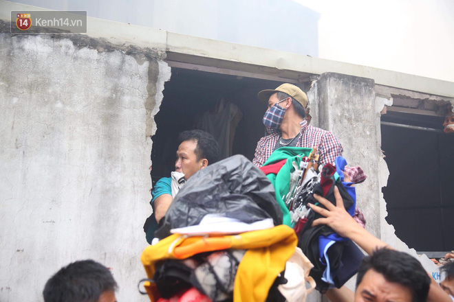 Clip và ảnh: Người dân xung quanh đập tường cứu hàng và tiểu thương giữa đám cháy ngùn ngụt ở chợ Hà Nội - Ảnh 6.