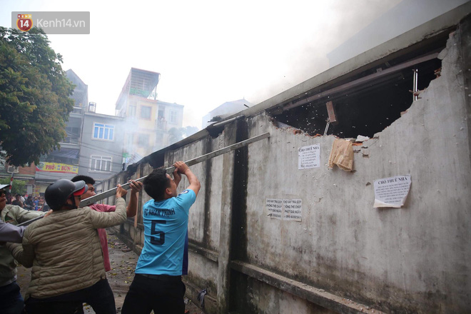 Clip và ảnh: Người dân xung quanh đập tường cứu hàng và tiểu thương giữa đám cháy ngùn ngụt ở chợ Hà Nội 10