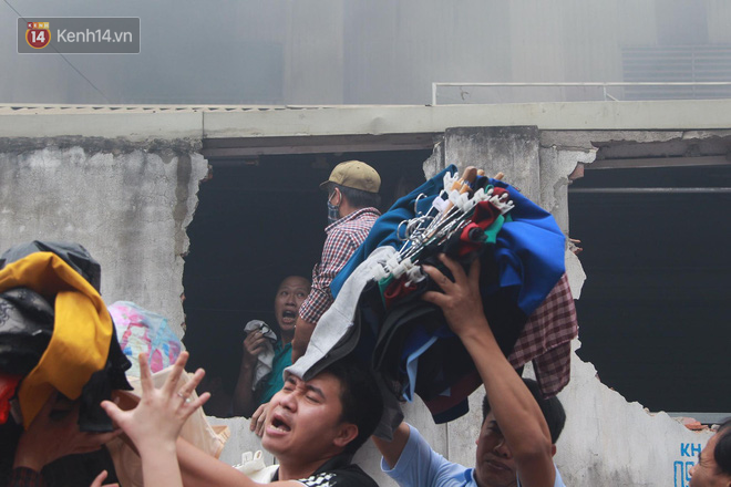 Clip và ảnh: Người dân xung quanh đập tường cứu hàng và tiểu thương giữa đám cháy ngùn ngụt ở chợ Hà Nội 1