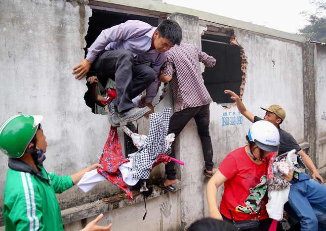 Hiện trường tan hoang vụ cháy chợ Quang ở Hà Nội - Ảnh 10. Hiện trường tan hoang vụ cháy chợ Quang ở Hà Nội 9