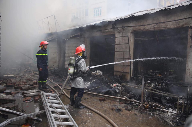 Hiện trường tan hoang vụ cháy chợ Quang ở Hà Nội - Ảnh 11.