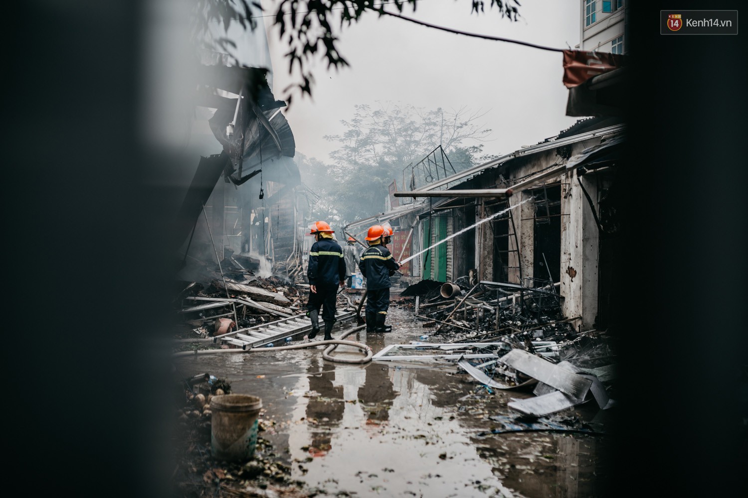 Nhiều tiểu thương khóc ngất sau vụ cháy chợ Quang: Cháy hết rồi, hết sạch sành sanh... - Ảnh 10.
