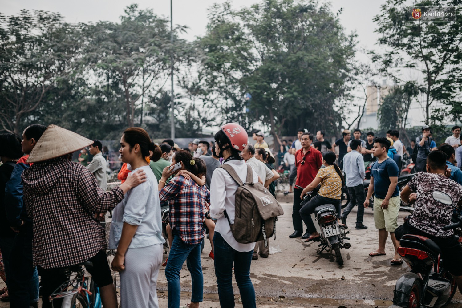 Nhiều tiểu thương khóc ngất sau vụ cháy chợ Quang: Cháy hết rồi, hết sạch sành sanh... - Ảnh 15.