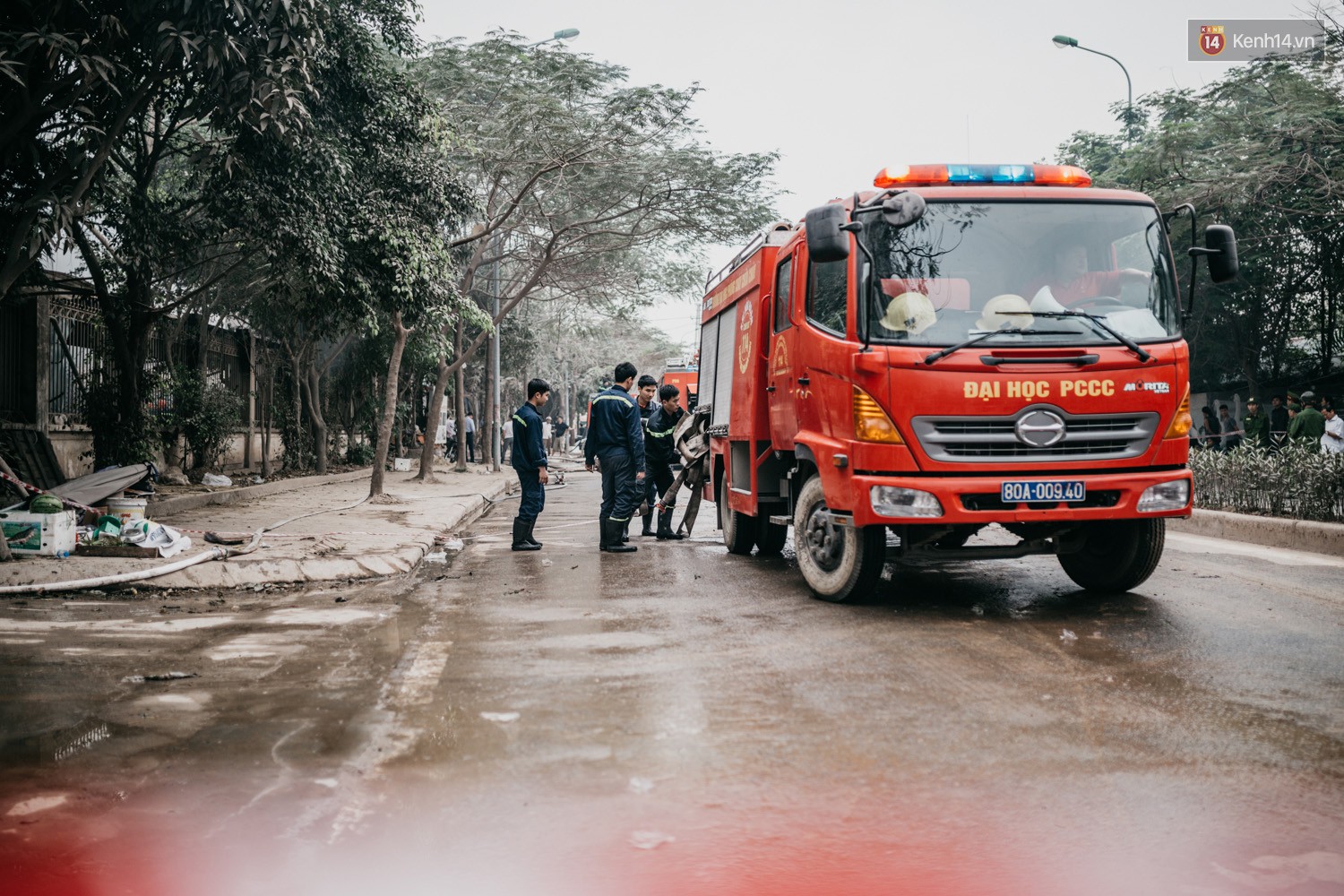 Nhiều tiểu thương khóc ngất sau vụ cháy chợ Quang: Cháy hết rồi, hết sạch sành sanh... - Ảnh 16. Nhiều tiểu thương khóc ngất sau vụ cháy chợ Quang: 'Cháy hết rồi, hết sạch sành sanh...' 18