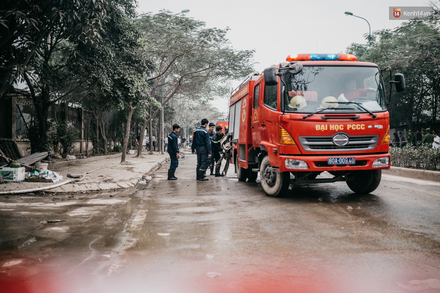 Nhiều tiểu thương khóc ngất sau vụ cháy chợ Quang: Cháy hết rồi, hết sạch sành sanh... - Ảnh 16.