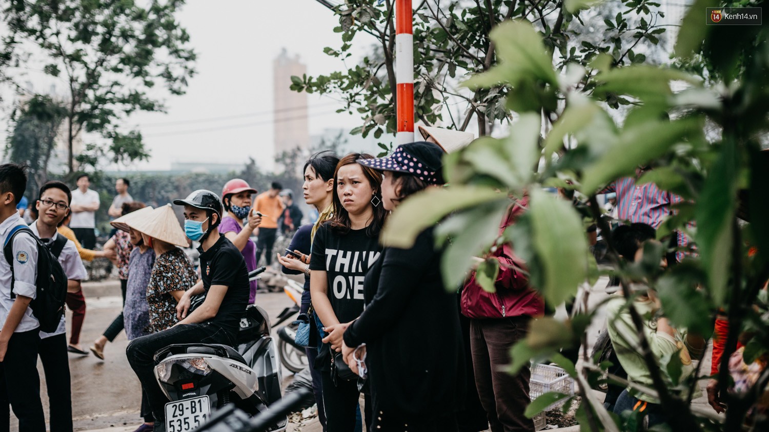 Nhiều tiểu thương khóc ngất sau vụ cháy chợ Quang: Cháy hết rồi, hết sạch sành sanh... - Ảnh 14. Nhiều tiểu thương khóc ngất sau vụ cháy chợ Quang: 'Cháy hết rồi, hết sạch sành sanh...' 16