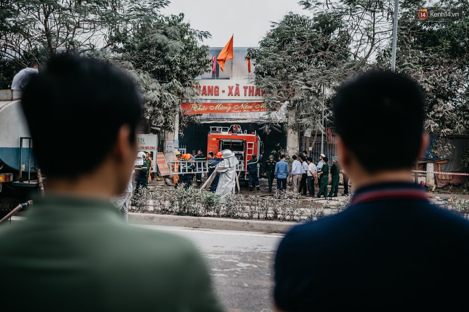 Nhiều tiểu thương khóc ngất sau vụ cháy chợ Quang: 'Cháy hết rồi, hết sạch sành sanh...' 24