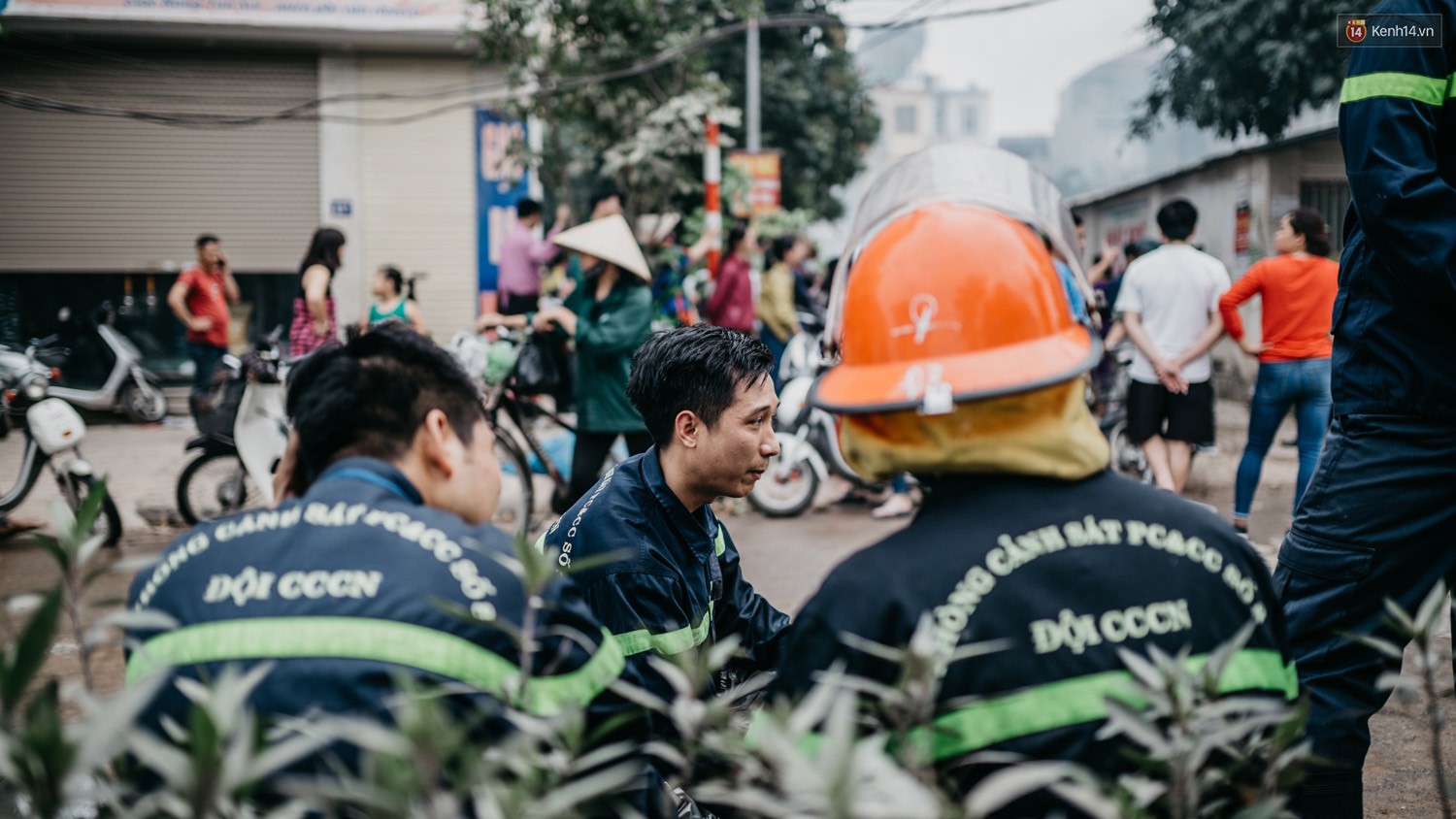 Nhiều tiểu thương khóc ngất sau vụ cháy chợ Quang: Cháy hết rồi, hết sạch sành sanh... - Ảnh 17.