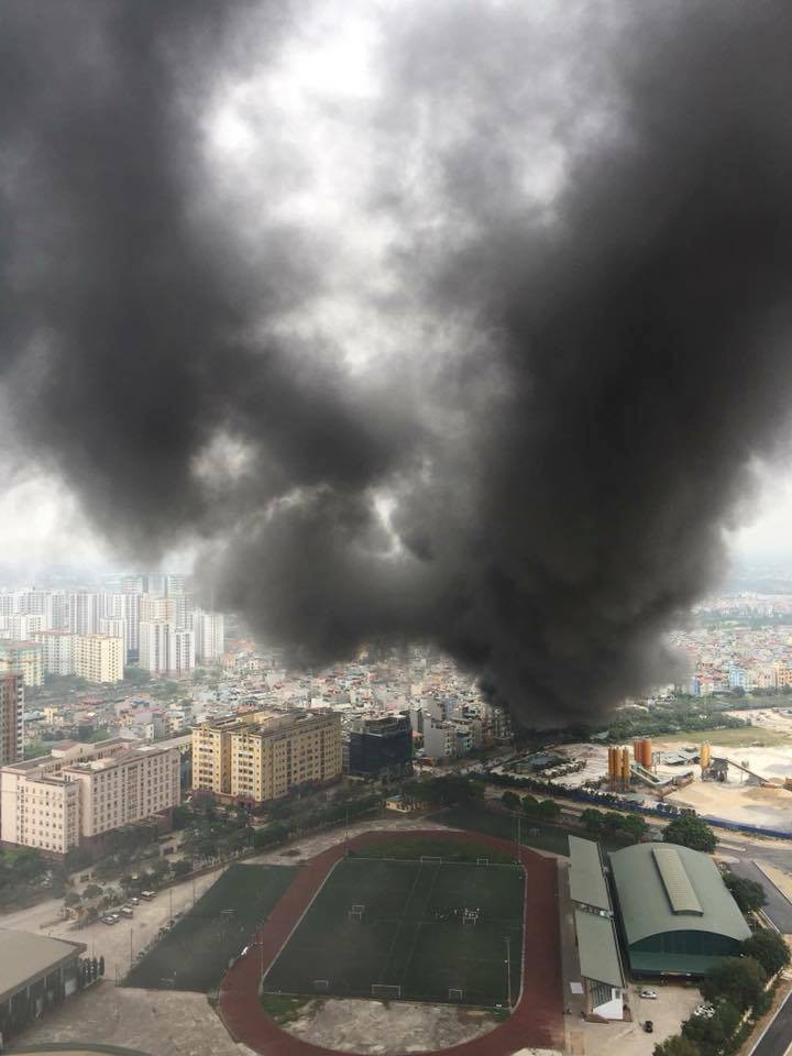 Hà Nội: Đang cháy rất lớn ở chợ Quang, vẫn còn người mắc kẹt liên tục kêu cứu - Ảnh 1.