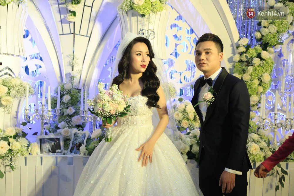 Cập nhật: Khắc Việt rạng rỡ sánh đôi bên cô dâu xinh đẹp trong tiệc cưới tại Hà Nội - Ảnh 2.
