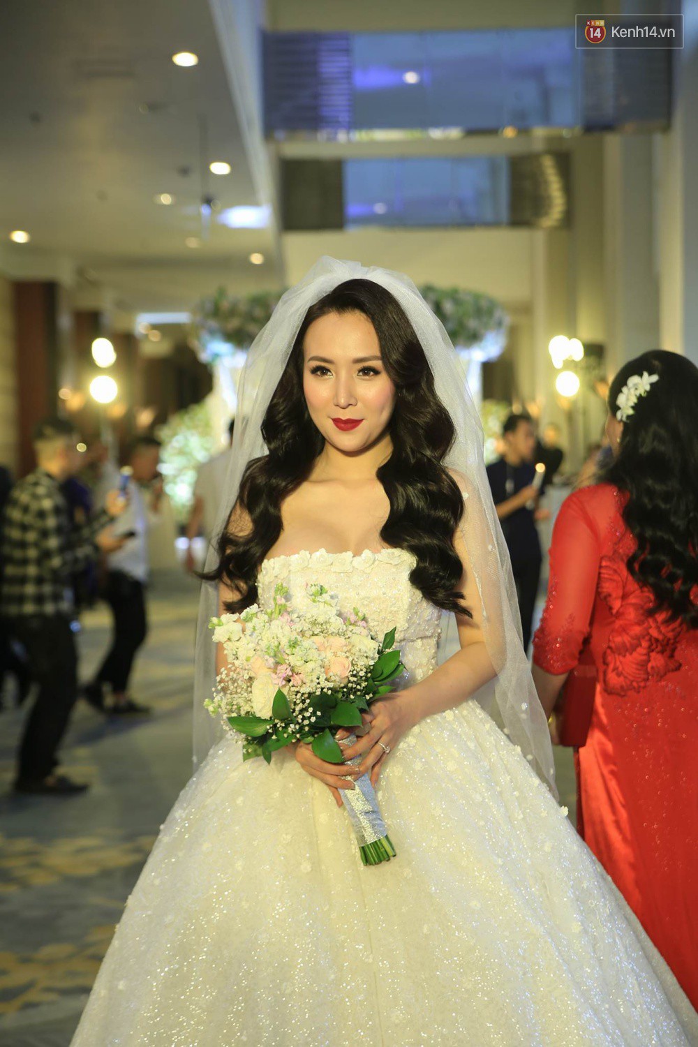 Cập nhật: Khắc Việt rạng rỡ sánh đôi bên cô dâu xinh đẹp trong tiệc cưới tại Hà Nội - Ảnh 3.