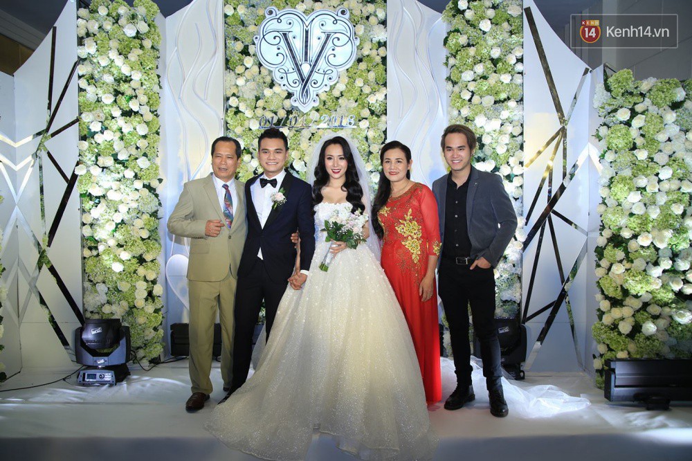 Cập nhật: Khắc Việt rạng rỡ sánh đôi bên cô dâu xinh đẹp trong tiệc cưới tại Hà Nội - Ảnh 4.