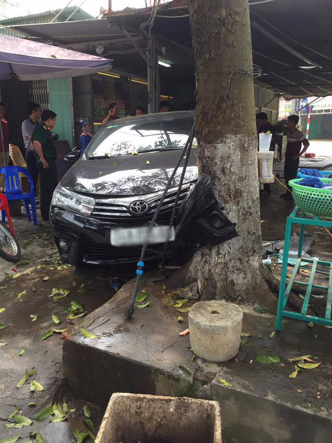 Lào Cai: Rửa xe cho khách, nhân viên tiện thể thử độ cứng của vỏ xe với gốc cây xem sao - Ảnh 1.