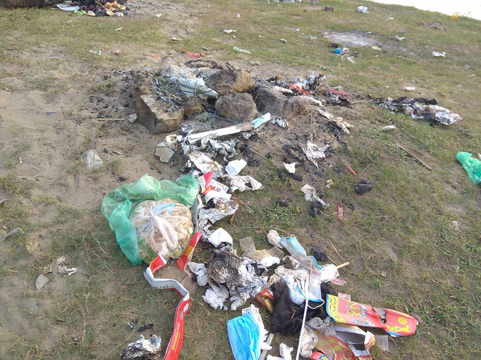 Thanh niên đi thăm mộ chó cưng ở bãi sông Hồng, phát hiện ra mộ biến thành bếp nướng thịt và xung quanh toàn là rác - Ảnh 1.