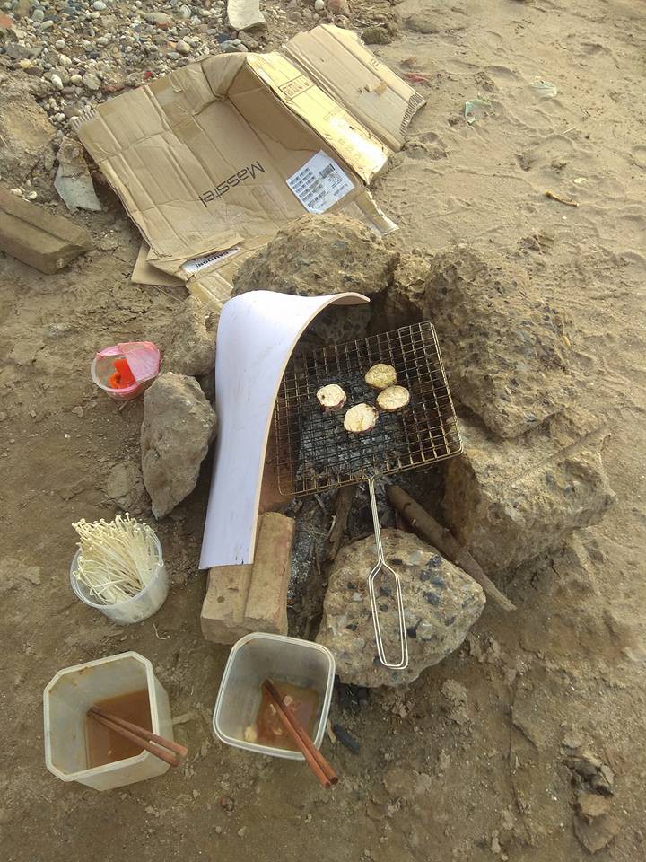 Thanh niên đi thăm mộ chó cưng ở bãi sông Hồng, phát hiện ra mộ biến thành bếp nướng thịt và xung quanh toàn là rác - Ảnh 8.
