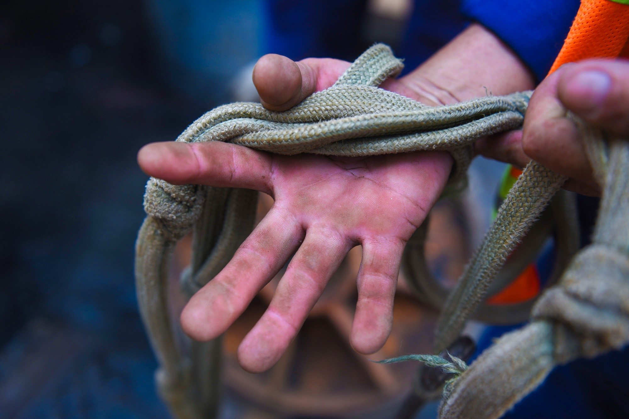Đôi bàn chân, bàn tay không nguyên vẹn của những người làm nghề lặn ngụp trong ống cống ở Sài Gòn - Ảnh 17.