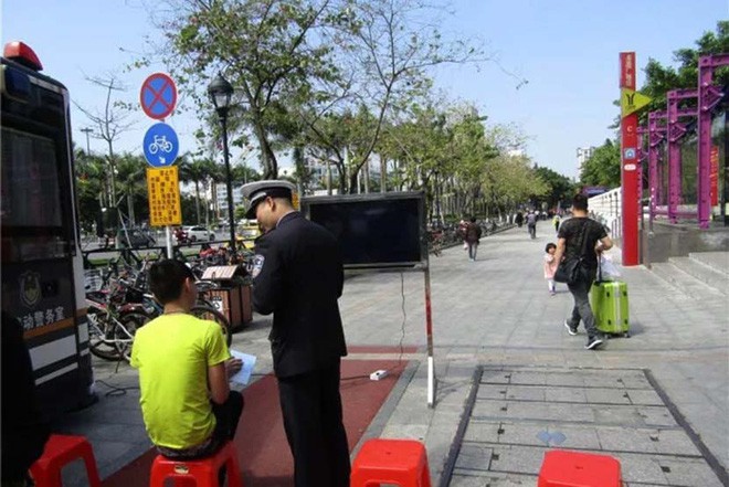 Trung Quốc: Người đi bộ sai luật sẽ phải lên mạng xã hội để công khai xin lỗi 1