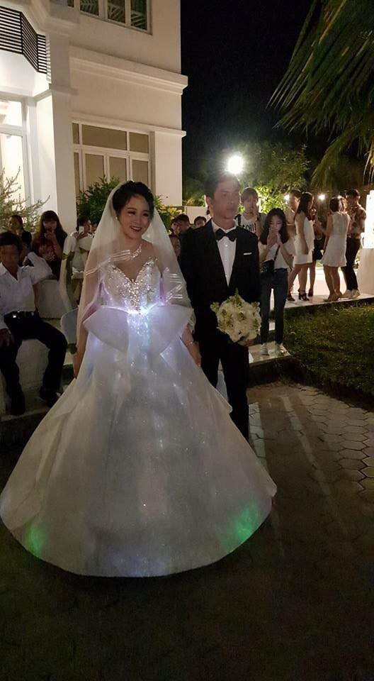 Cô dâu Bến Tre chịu chơi chi 200 triệu diện váy cưới phát sáng để lộng lẫy giống công chúa trong đám cưới - Ảnh 3.