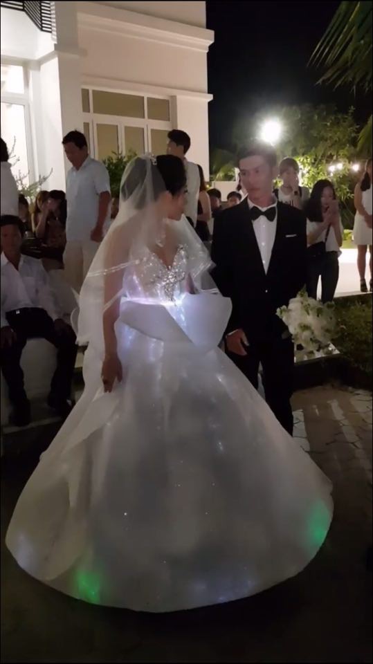 Cô dâu Bến Tre chịu chơi chi 200 triệu diện váy cưới phát sáng để lộng lẫy giống công chúa trong đám cưới - Ảnh 4.