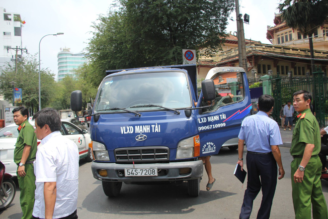 Ông Đoàn Ngọc Hải chạy bộ đuổi theo xe tải đi ngược chiều trên phố Sài Gòn - Ảnh 1.