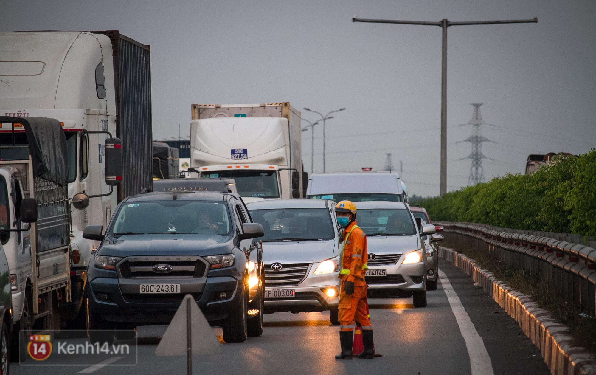 Hành khách ẵm con cuốc bộ trên cao tốc Long Thành sau vụ tai nạn liên hoàn khiến cả tuyến đường kẹt cứng - Ảnh 13.