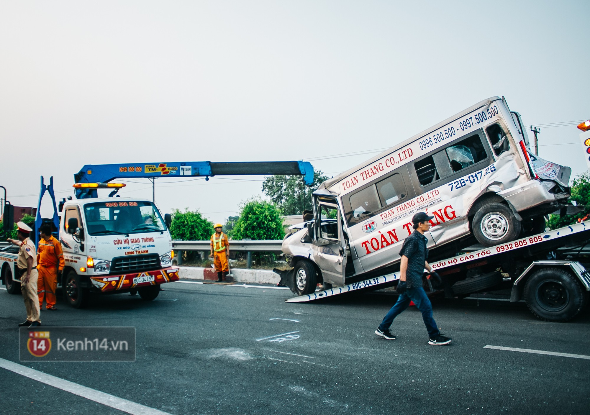 Hành khách ẵm con cuốc bộ trên cao tốc Long Thành sau vụ tai nạn liên hoàn khiến cả tuyến đường kẹt cứng - Ảnh 5.