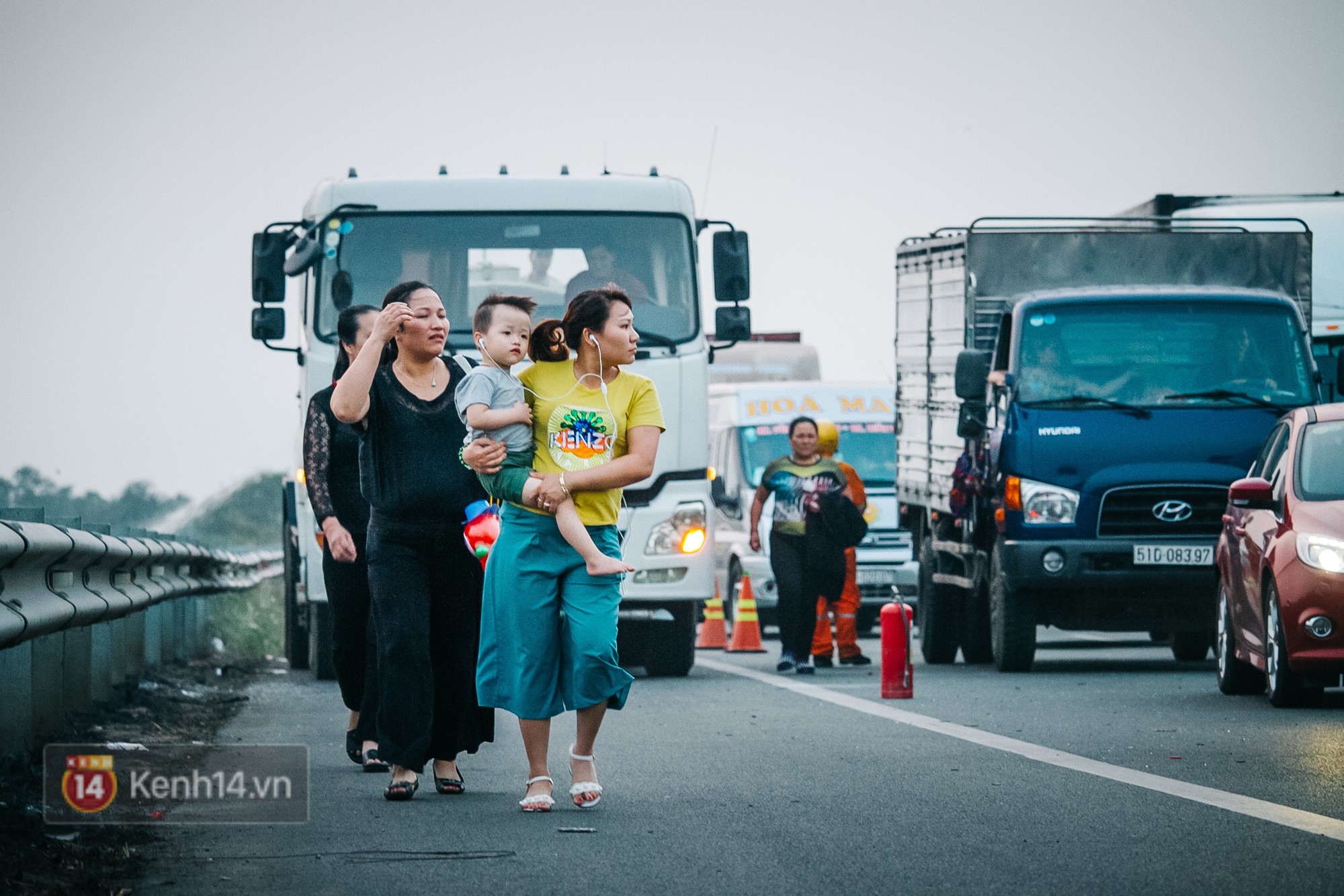 Hành khách ẵm con cuốc bộ trên cao tốc Long Thành sau vụ tai nạn liên hoàn khiến cả tuyến đường kẹt cứng - Ảnh 2.