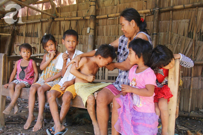 Bố bỏ đi theo vợ nhỏ, 7 đứa trẻ không được đi học sống nheo nhóc bên người mẹ điên và bà ngoại già bệnh tật - Ảnh 1. Bố bỏ đi theo vợ nhỏ, 7 đứa trẻ không được đi học sống nheo nhóc bên người mẹ điên và bà ngoại già bệnh tật 1