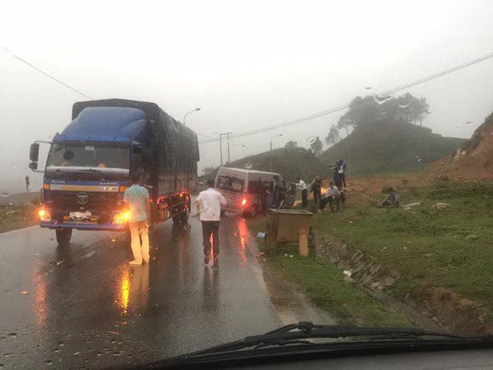 Sơn La: Xe tải đấu đầu xe khách trong cơn mưa khiến nhiều người bị thương - Ảnh 1.