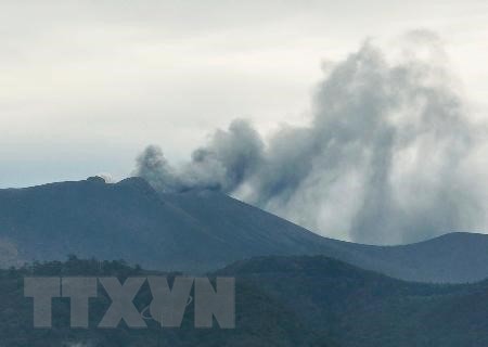 Nhật Bản: Núi lửa Shimmoe lại phun trào, cột tro bụi cao đến 5.000m - Ảnh 1.