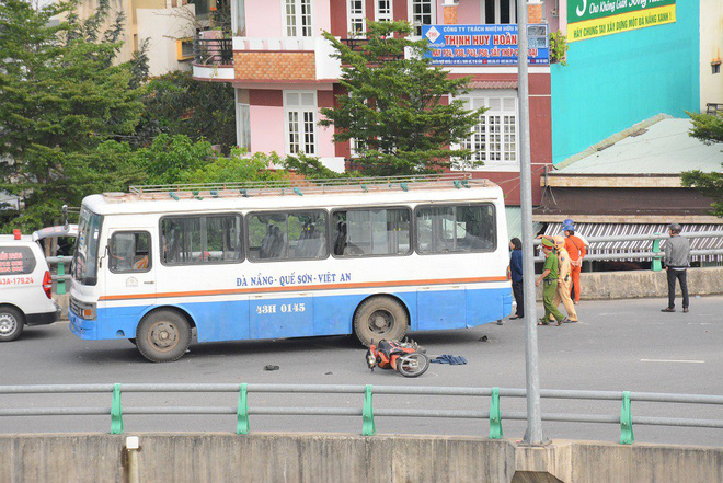 Đà Nẵng: Xe khách va chạm với xe máy, người đàn ông chết thảm trên cầu vuợt 3 tầng - Ảnh 1.