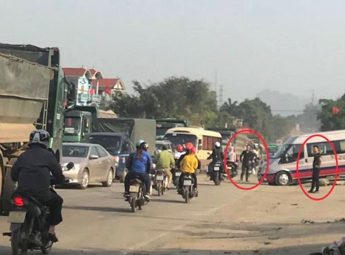 Nhóm thanh niên lạ mặt phân luồng cho xe tải chở đất, gây ách tắc đường mòn Hồ Chí Minh - Ảnh 1.