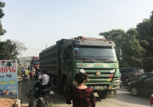 Nhóm thanh niên lạ mặt phân luồng cho xe tải chở đất, gây ách tắc đường mòn Hồ Chí Minh - Ảnh 2.