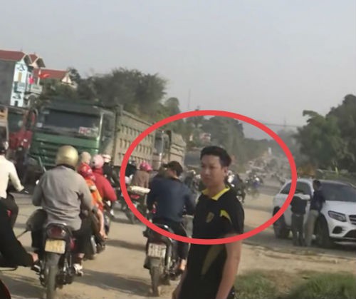 Nhóm thanh niên lạ mặt phân luồng cho xe tải chở đất, gây ách tắc đường mòn Hồ Chí Minh - Ảnh 4.