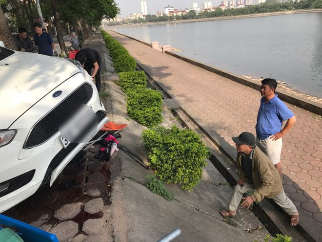 Hà Nội: Hàng chục thanh niên khiêng xe giải cứu người phụ nữ bị mắc kẹt sau cú mất lái lao lên vỉa hè - Ảnh 4.