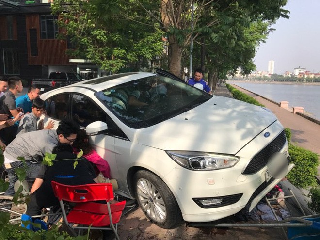 Hà Nội: Hàng chục thanh niên khiêng xe giải cứu người phụ nữ bị mắc kẹt sau cú mất lái lao lên vỉa hè - Ảnh 6.