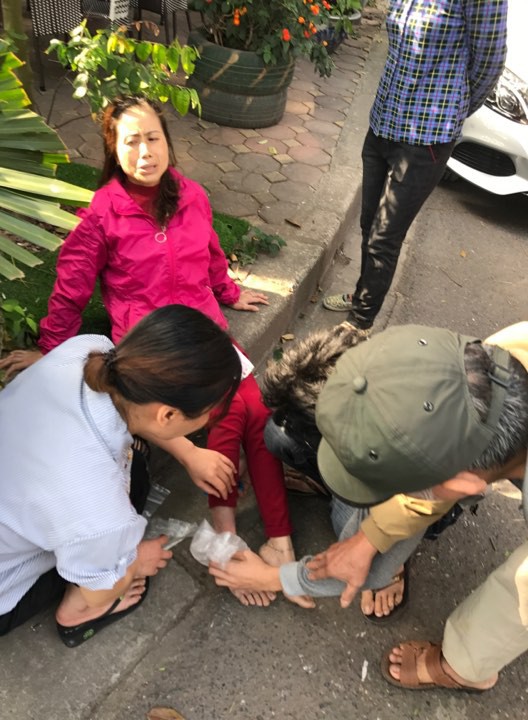 Hà Nội: Hàng chục thanh niên khiêng xe giải cứu người phụ nữ bị mắc kẹt sau cú mất lái lao lên vỉa hè - Ảnh 8.