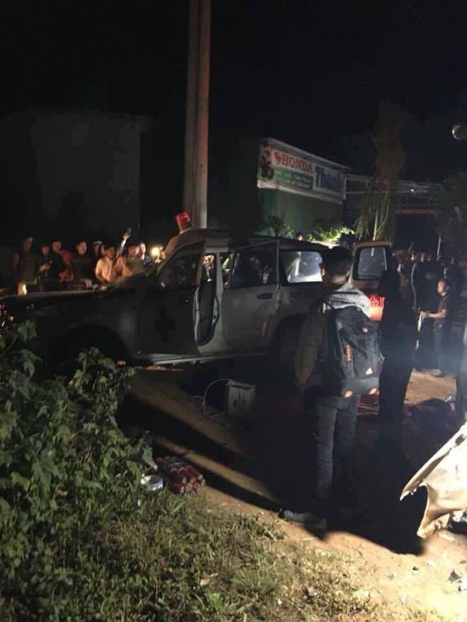 Tai nạn liên hoàn trong đêm, 2 người trên xe cứu thương tử vong tại chỗ - Ảnh 2.