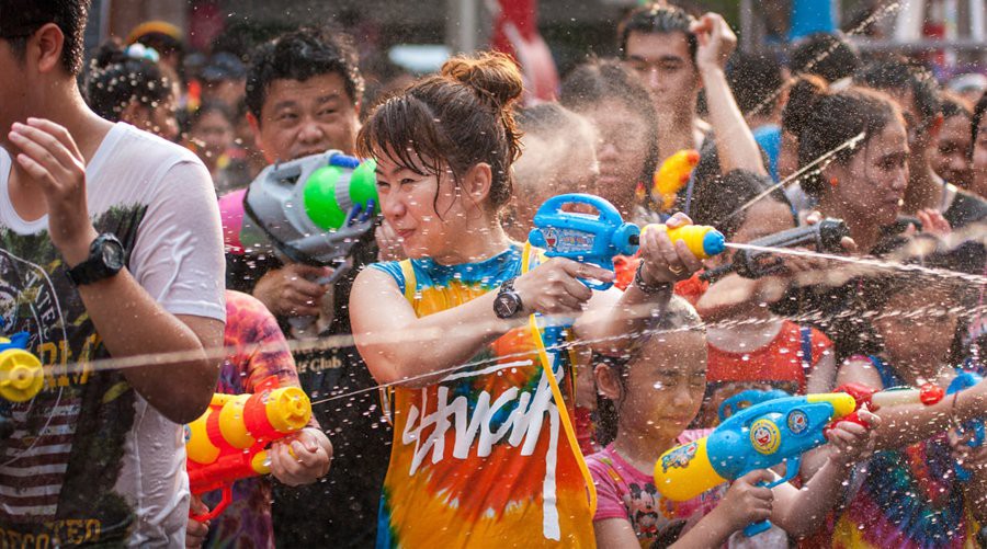 Câu chuyện xâm hại tình dục mỗi mùa lễ hội té nước Songkran: Khi nạn nhân vẫn bị đổ lỗi vì ăn mặc hở hang! - Ảnh 2.