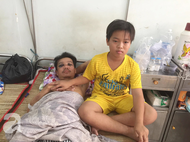 Mẹ bỏ đi lấy chồng, bé trai 12 tuổi nghỉ học vào bệnh viện chăm cha khờ bị tai nạn mà không có tiền cứu chữa - Ảnh 7.