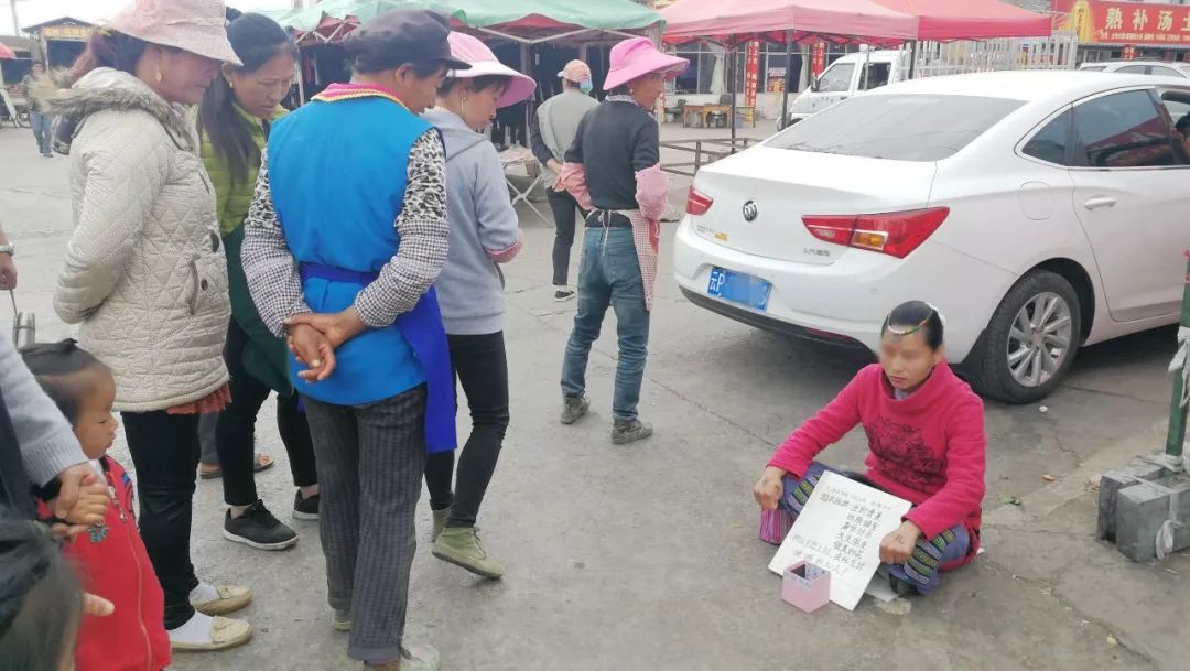 Chỉ ngồi ăn xin cạnh đường, người phụ nữ vẫn gây bão cư dân mạng Trung Quốc với lý do ít ai ngờ tới - Ảnh 1.