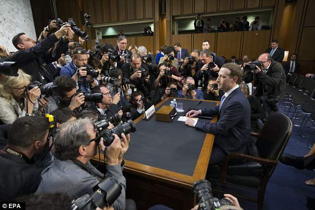Điểm nhấn trong cuộc điều trần và chi tiết lạ về chiếc ghế ngồi của Mark Zuckerberg - Ảnh 9.