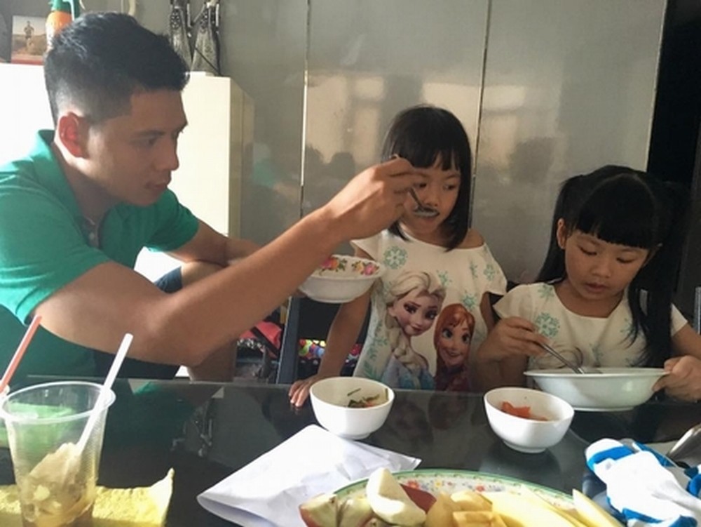 Sao nam Việt: Từng là soái ca sát gái hô biến thành ông bố bỉm sữa đảm đang - Ảnh 11. Sao nam Việt: Từng là soái ca 'sát gái' hô biến thành 'ông bố bỉm sữa' đảm đang 22