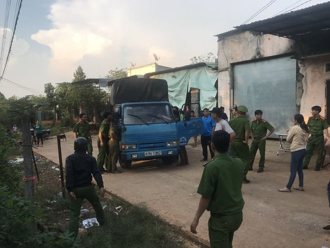 Người dân tiếp tục vây kho điều tiền tỷ, 20 công an đứng ngoài bảo vệ - Ảnh 1. Người dân tiếp tục vây kho điều tiền tỷ, 20 công an đứng ngoài bảo vệ 1