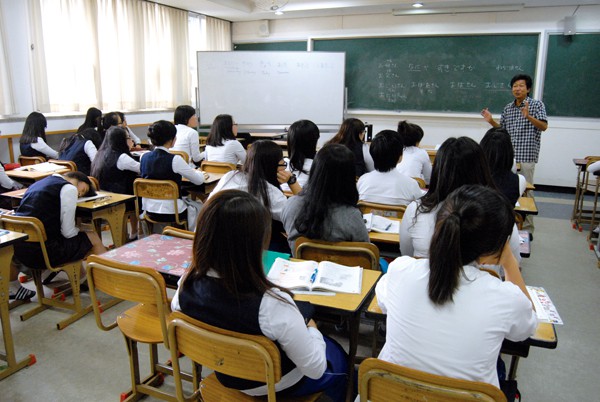 Câu chuyện về những lớp học từ sáng đến đêm ở Hàn Quốc: Khi quả ngọt của điểm số đi cùng cái giá quá đắt - Ảnh 2.