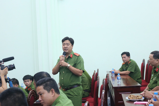 Cư dân Carina khóc trong phút tri ân Cảnh sát PCCC dũng cảm cứu người - Ảnh 4. Cư dân Carina khóc trong phút tri ân Cảnh sát PCCC dũng cảm cứu người 3